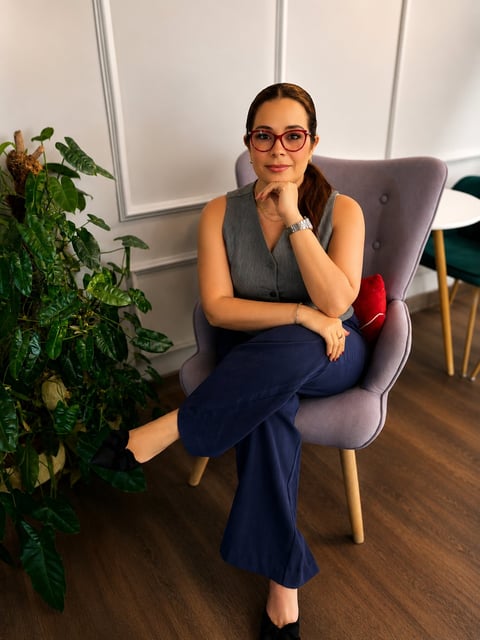 Yeritza Paz - Neuropsicóloga clínica en oficina moderna con plantas