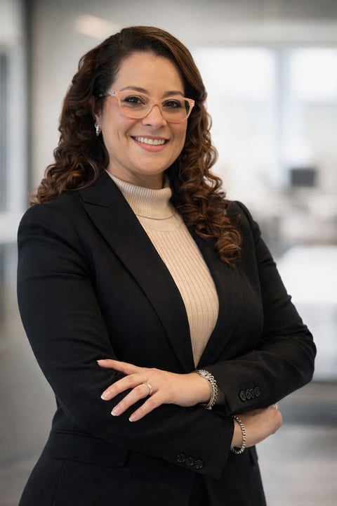 Yeritza Paz - Neuropsicóloga clínica con blazer negro y cuello tortuga crema, sonriendo profesionalmente en oficina moderna