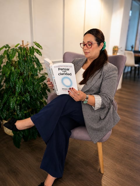Yeritza Paz - Neuropsicóloga leyendo libro Pensar con Claridad en oficina moderna
